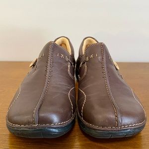 Clarks Unstructured Women’s Un.Loop Slip On Shoe. Brown Leather. Women’s Size 9